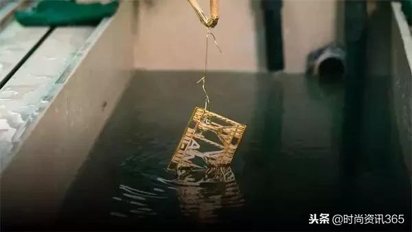 “埃及风”也刮到了时尚圈？CHANEL用金丝银线为你解答！