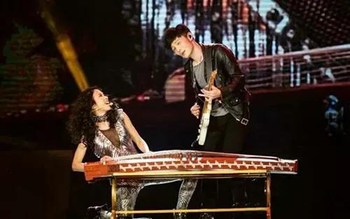 百搭天后莫文蔚，除言承旭外盘点与她舞台上合作过的男明星