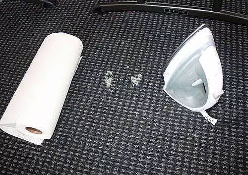 白衣服有污渍如何处理,衣服上的顽固污渍怎么处理