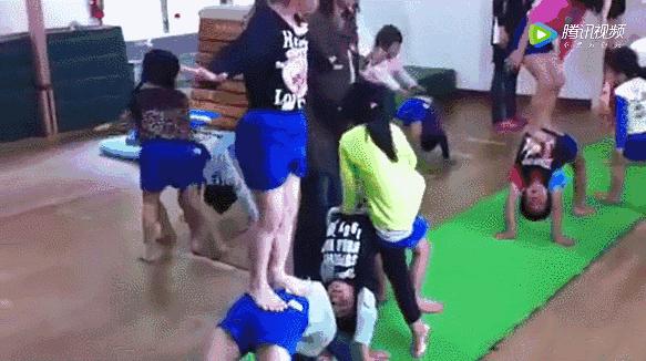 小男孩多次跳箱失败教练鼓励,儿童跳箱失败