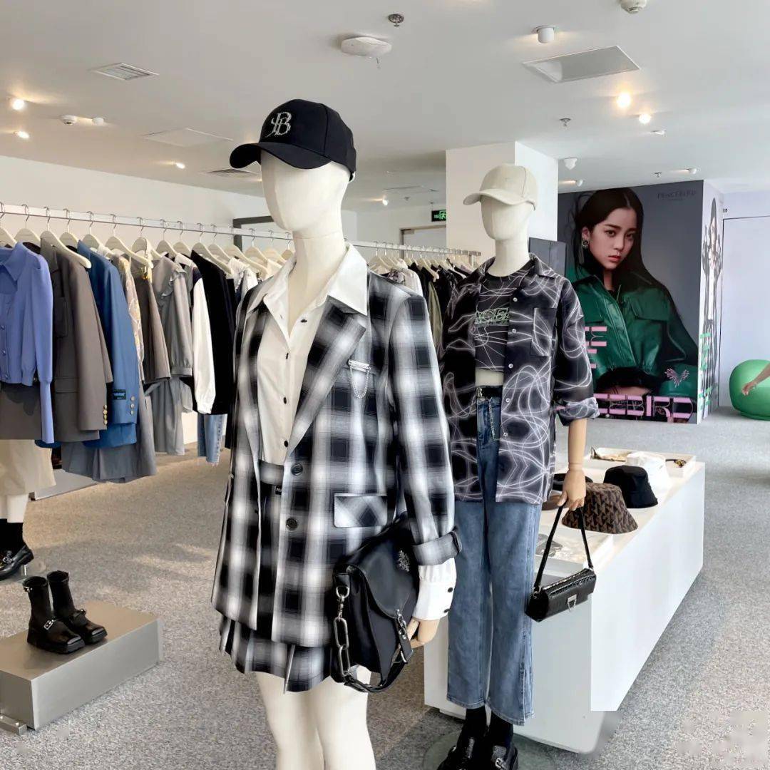 献礼影片《革命者》《1921》上映、菲拉格慕发布2021冬季系列...