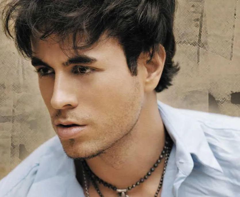 他被评为史上最强拉丁艺人，西班牙菲律宾混血，音乐时尚全面发展