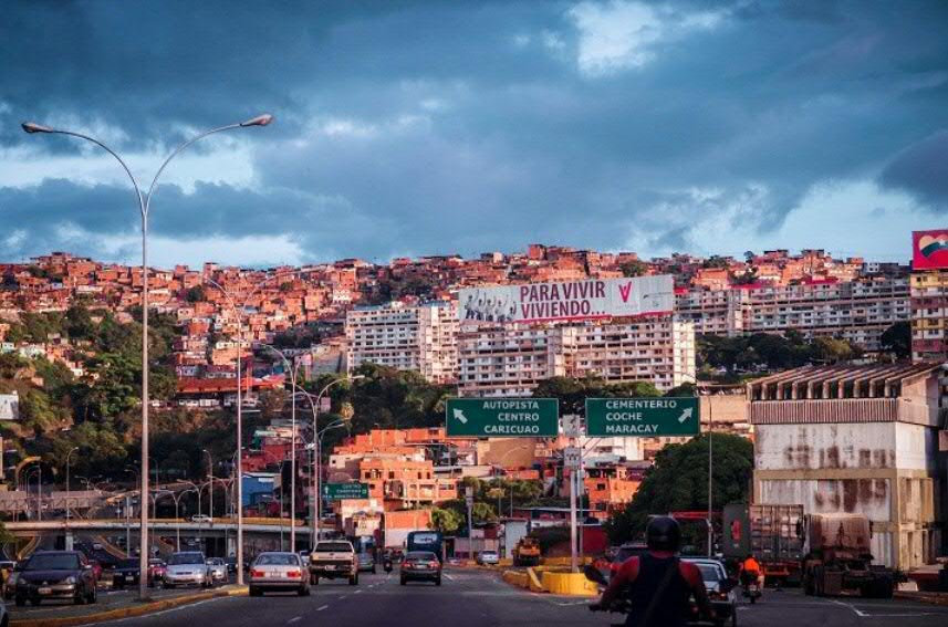 疫情下的巴西，天堂与地狱仅一街之隔，同在耶稣庇佑下的两种人生