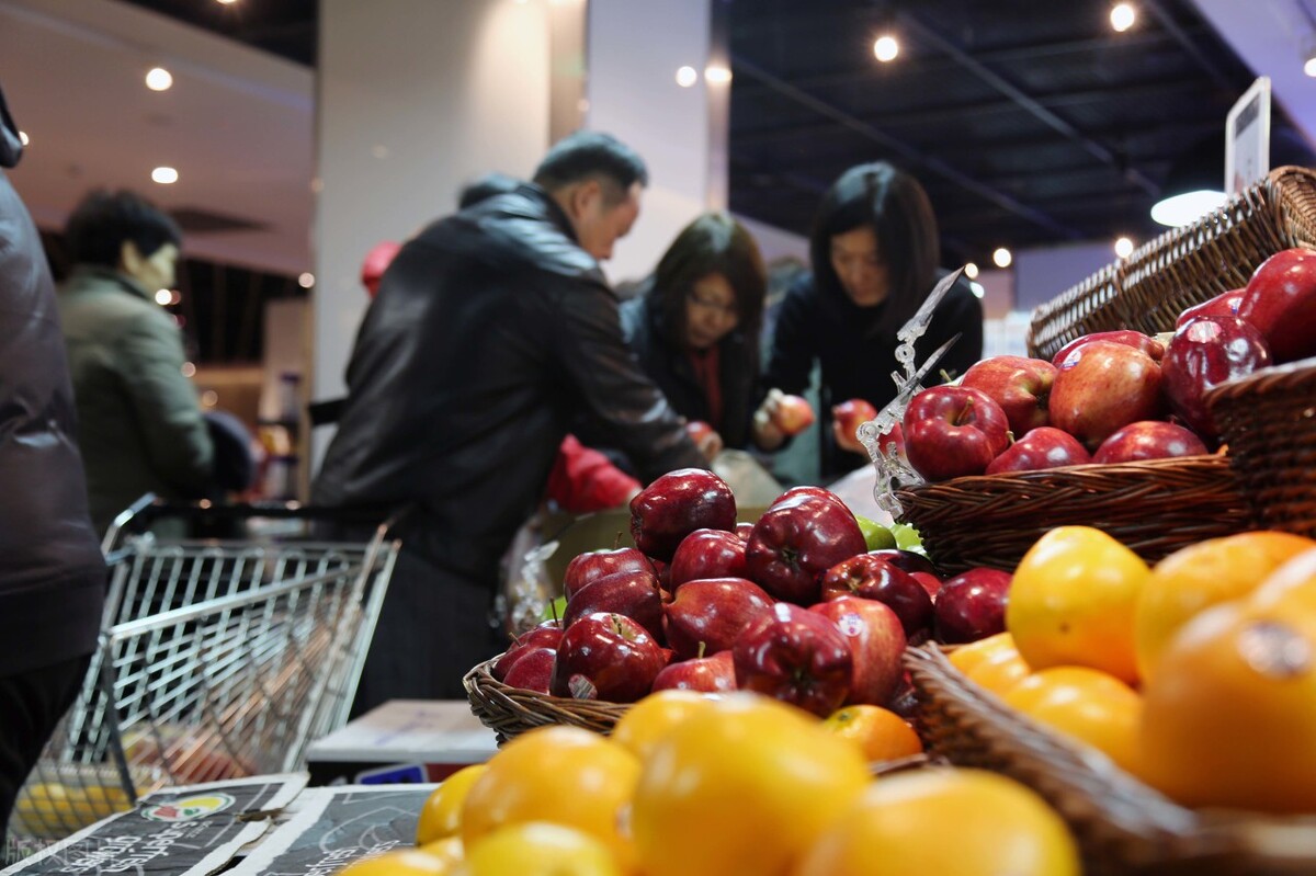 乡镇开水果店年赚百万,90后小夫妻开水果店年入百万