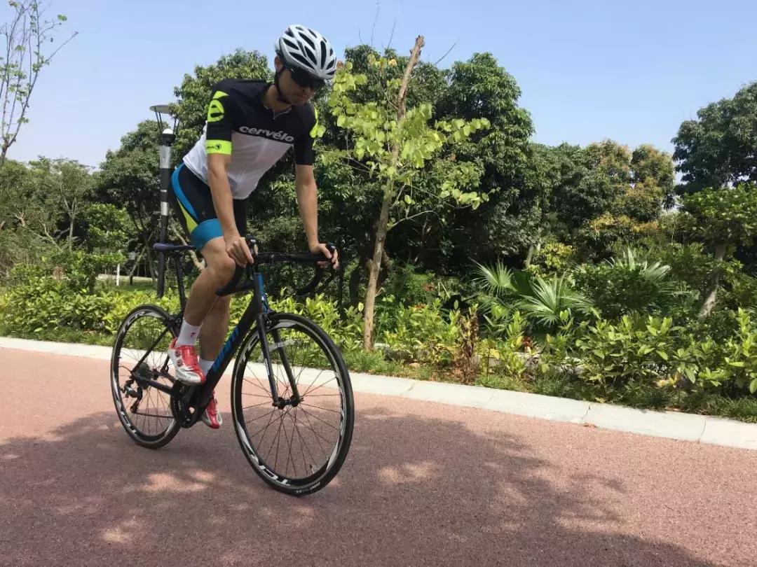 giant捷安特revolt-f1测评,捷安特通勤休闲骑行入门推荐