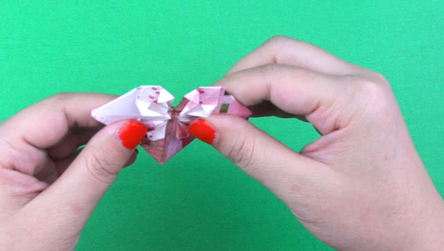 双爱心钱折法情人节,情人节折爱心手工教程