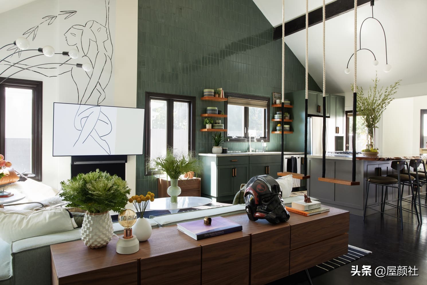 好莱坞明星詹妮娜的豪宅曝光。混搭复古，大胆涂色，居然还配秋千