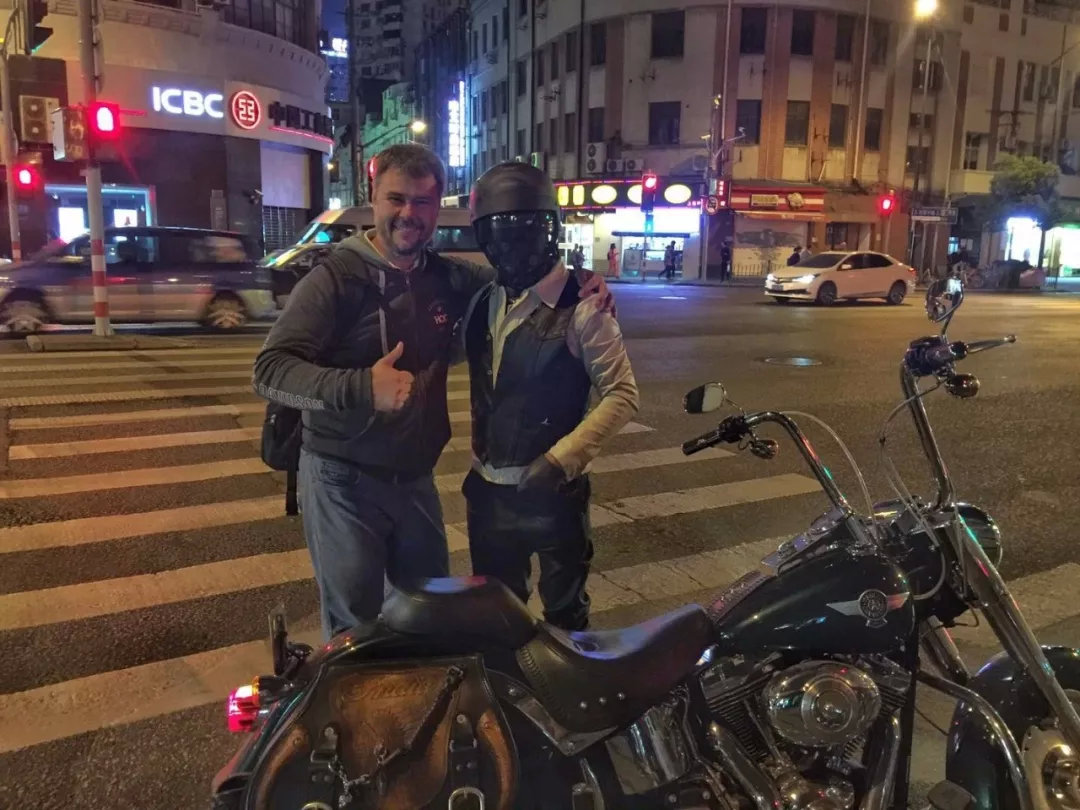 骑哈雷的爷叔,骑哈雷的爷爷还是爷叔