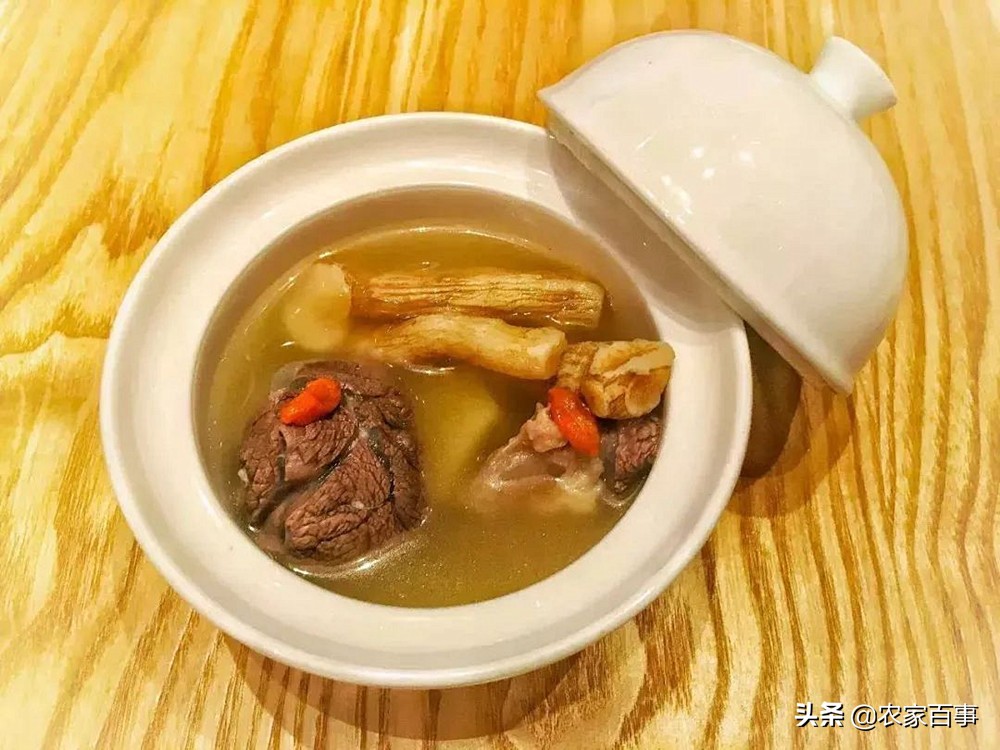 这种野草不值钱但它的根是稀罕货,有一种野草根部长得像人参