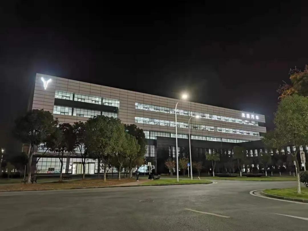 追光的人图片,岚图追光是谁的