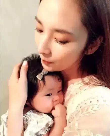 自称从不拜金，然而转身就找富豪当了阔太？