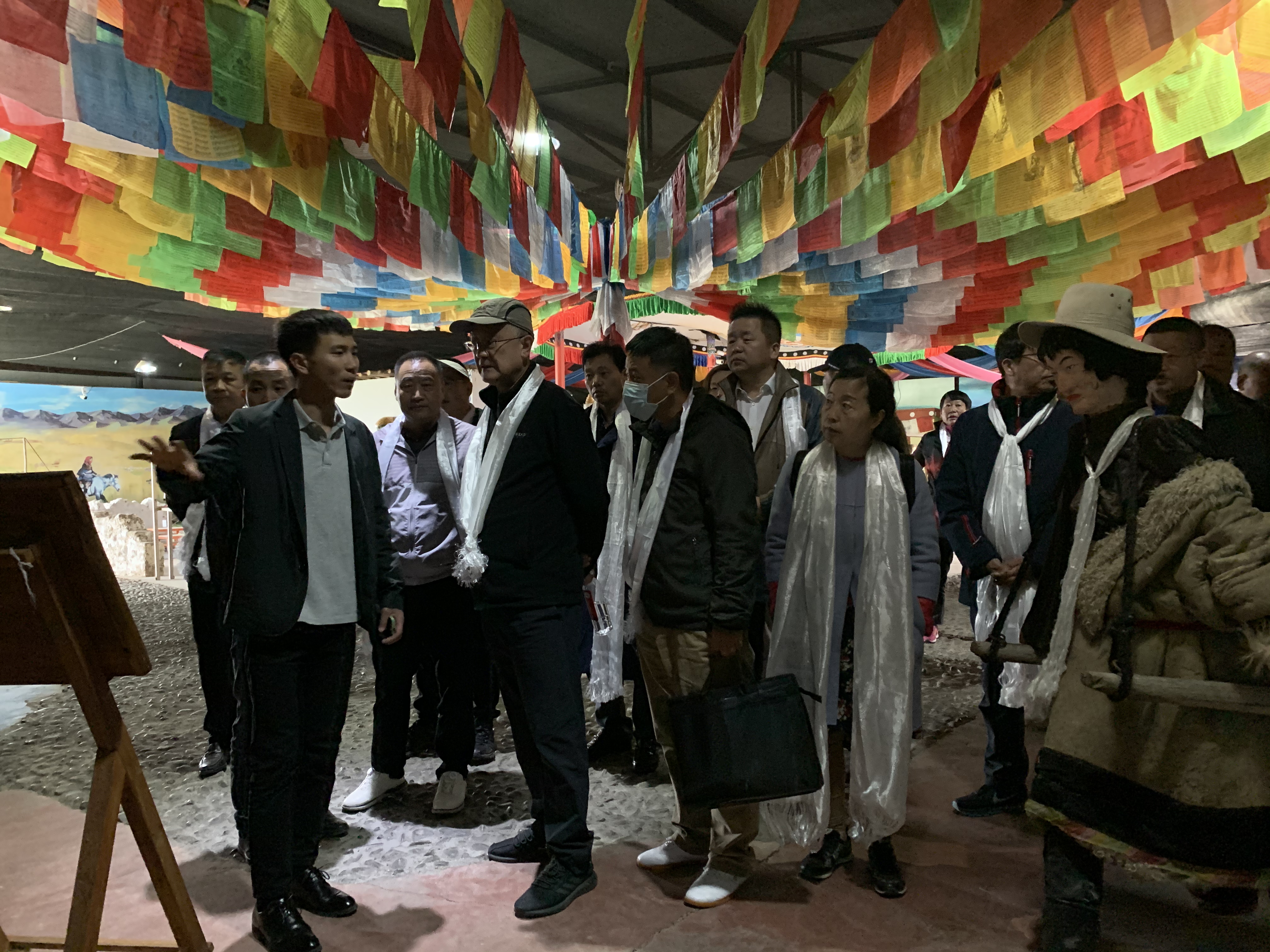 武汉市民营经济人士理想信念教育走进神秘的青海达玉部落