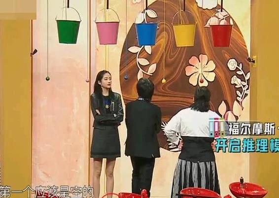 关晓彤帆布鞋当拖鞋穿,关晓彤光脚走在路上