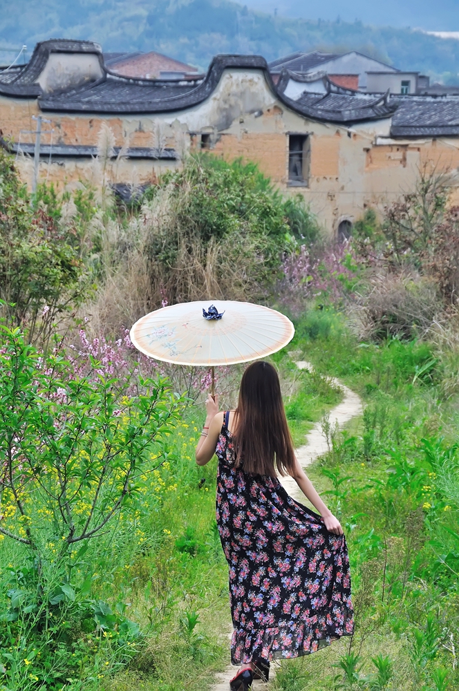 一春芳意，三月如风，日长风静，花影闲相照。