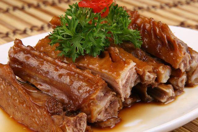 鹅、鹅、鹅，曲项向天歌，鹅头浮卤水，鹅掌躺干锅