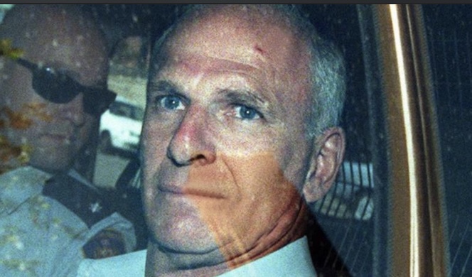 从黑帮成员变成打败毒枭的大英雄,从黑帮变成警察