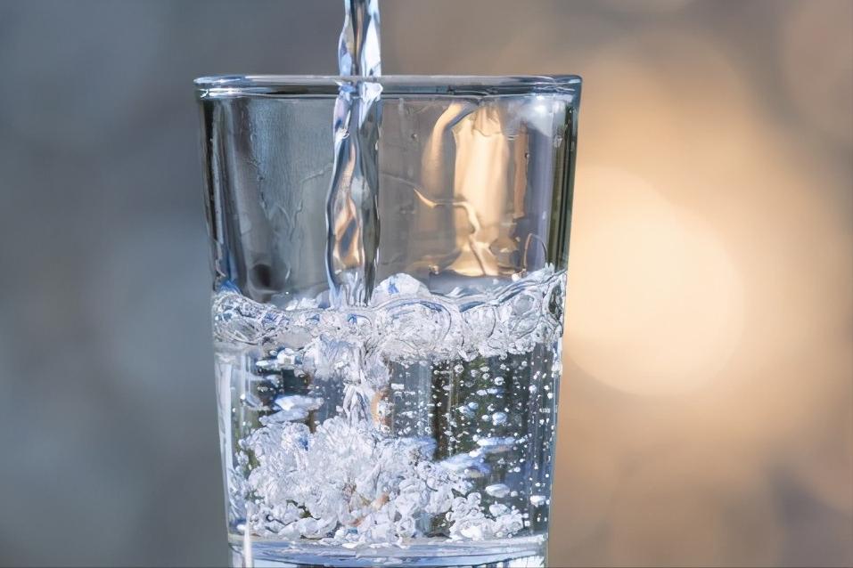 厨房净水器直饮机安装效果图,壁挂直饮机安装在餐厅效果图