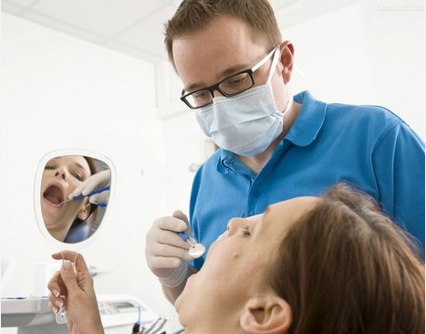 牙齿矫正和做牙冠哪个更好,牙齿矫正和烤瓷牙哪个更简单