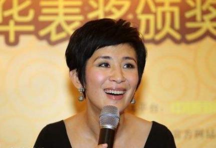 她被父亲嘲斗鸡眼，却因“丑角”一炮而红，曾公开怼周迅是小结巴