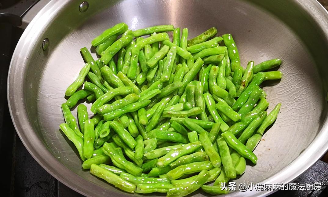 少油干煸四季豆炒盐菜的做法,超好吃的干煸四季豆不焯水不过油