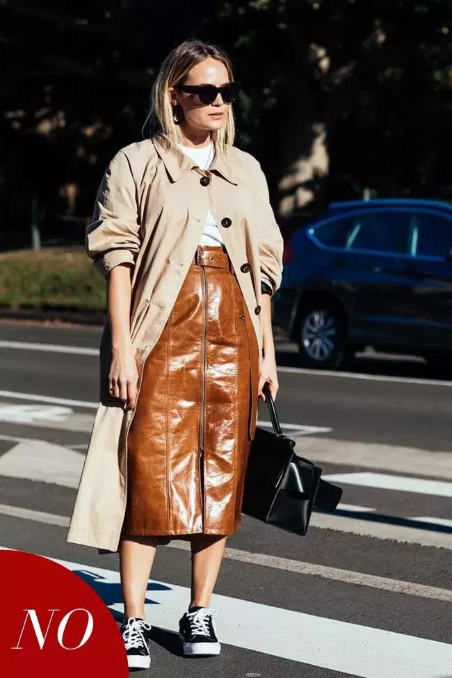 天气回暖怎么穿?裙子+运动鞋是时尚人群中热度最高的搭配法则