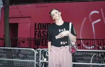 我们花了400块,把土鳖小伙子送上了伦敦时装周???