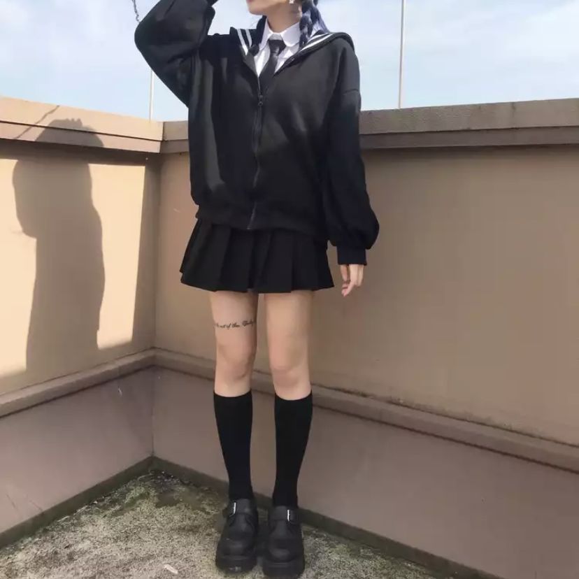 拆开刚买的小腿袜，男朋友特严肃的问：是不是打算饭后去踢个球？