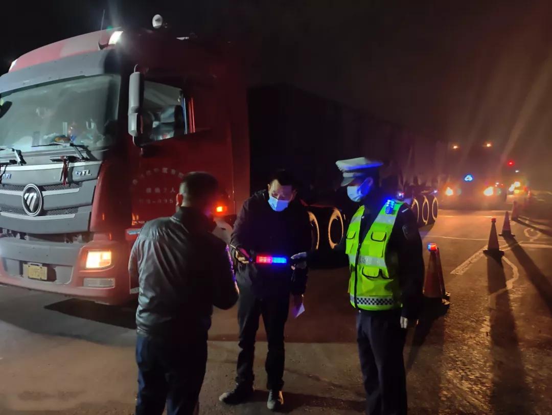 战疫一线党徽闪亮党旗飘扬,守卫战疫一线书写忠诚担当