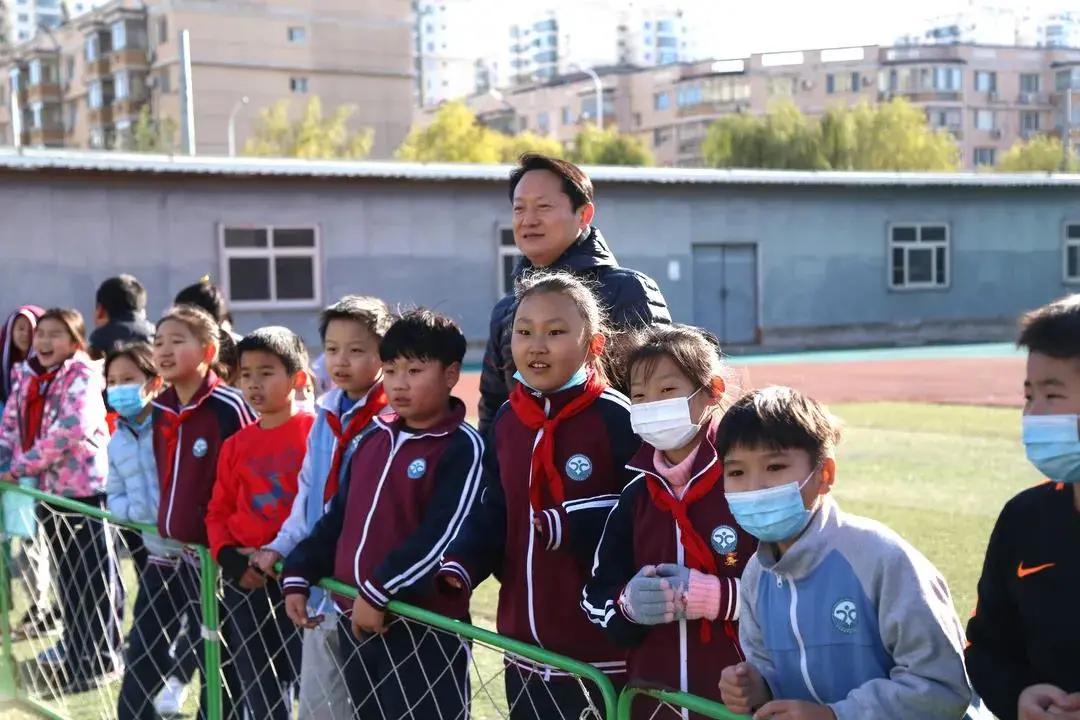 寒冷的早晨也挡不住冬泳人的步伐,寒冷的天气也挡不住我前进的步伐