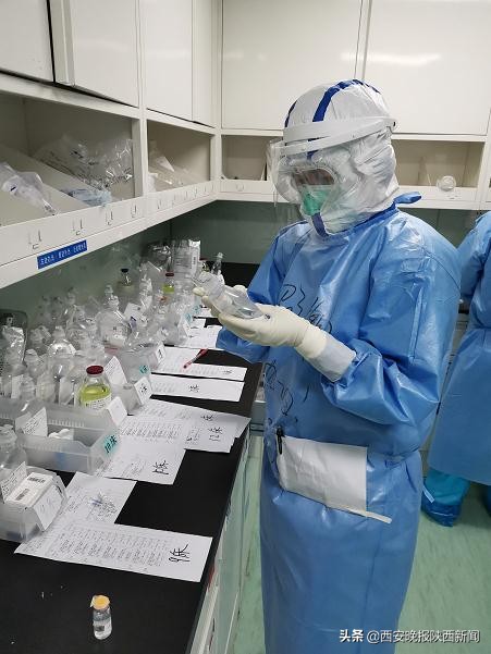 西安交大二附院邵娜：多想给那位跪倒在楼道的大姐一个拥抱