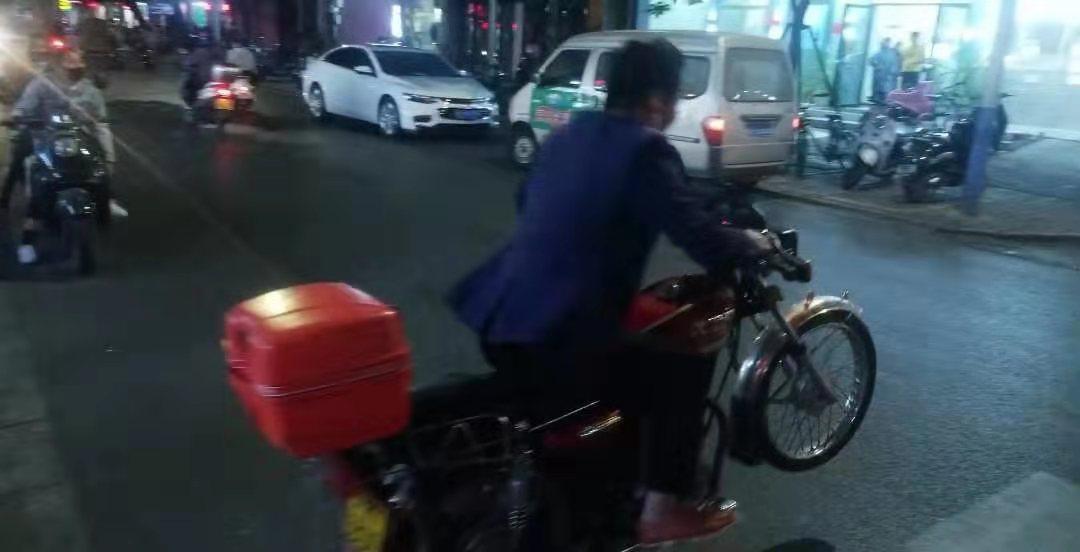 最牛飞机仔用脚开摩托，一条街人都惊惊滴，钦州网友看看