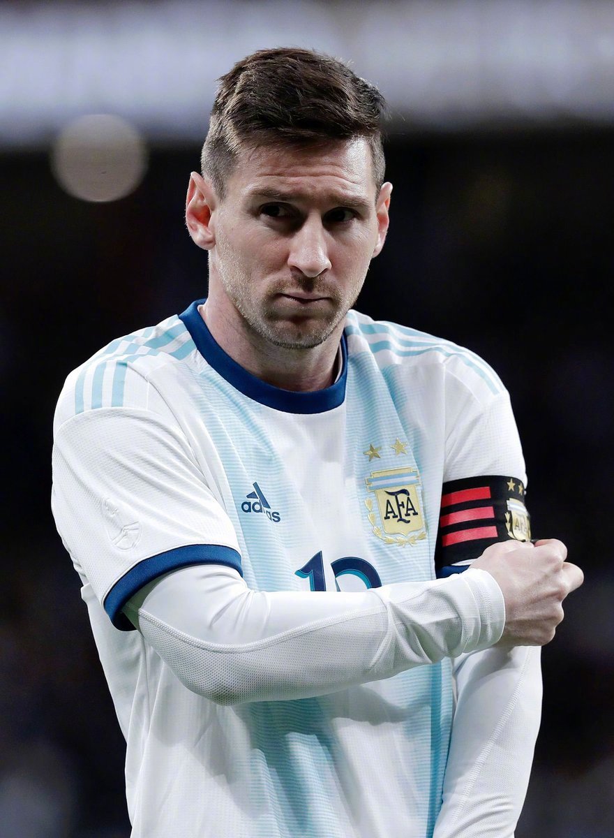 梅西低头看球过人,梅西望姆兴叹