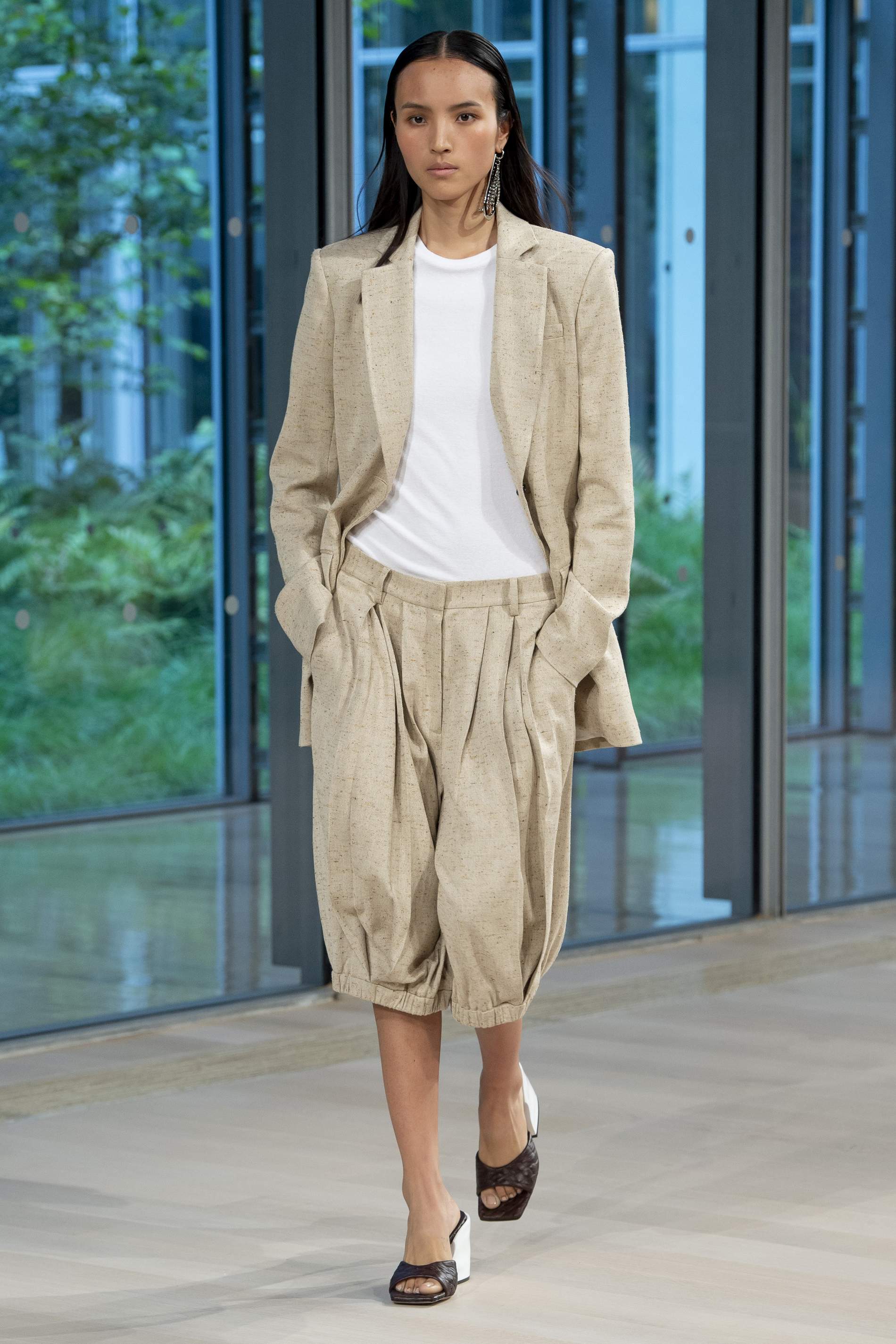 面对眼花缭乱的时装2020春夏到底买什么？她们有话要说