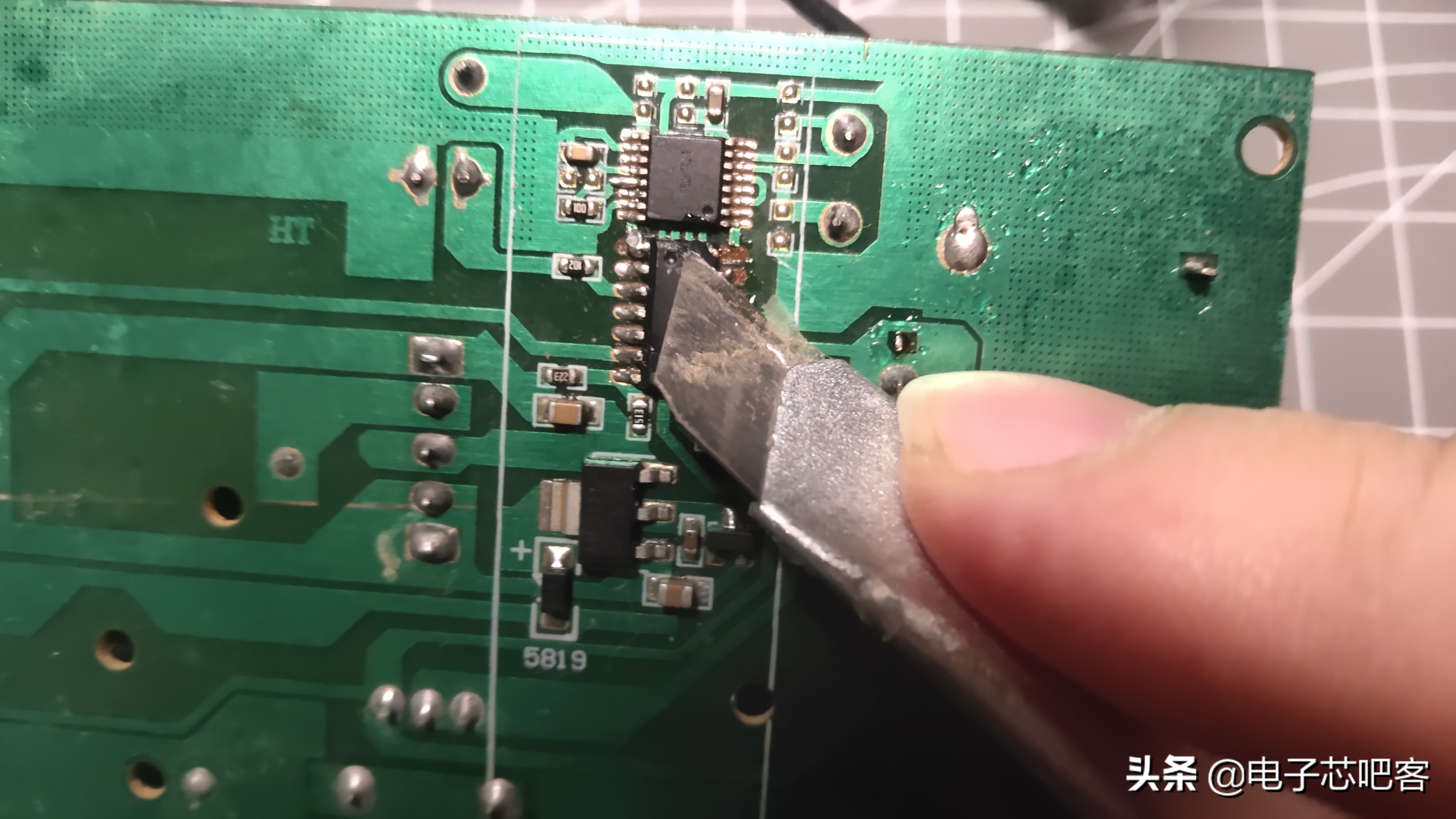 修复严重损坏的飞机,遥控飞机遥控器坏了怎样修复