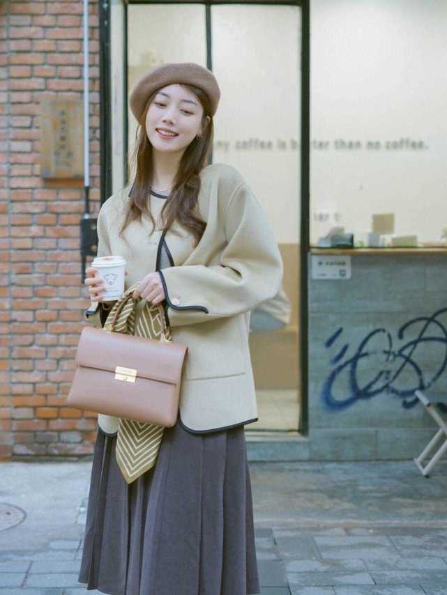 百褶裙穿起来,百褶裙上面穿个什么衣服