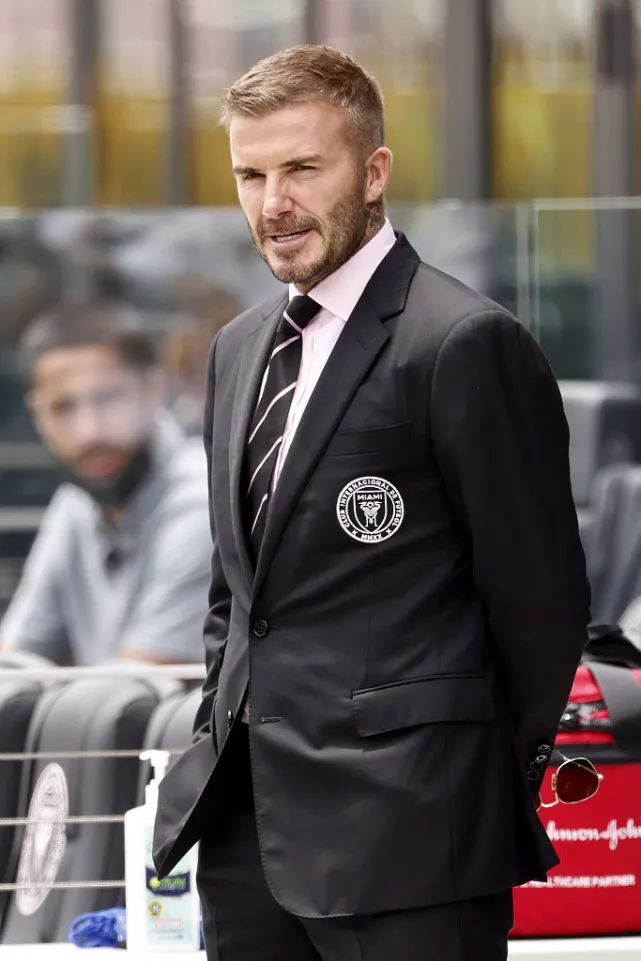 贝克汉姆年轻时穿西装帅照,贝克汉姆穿西装帅气照片