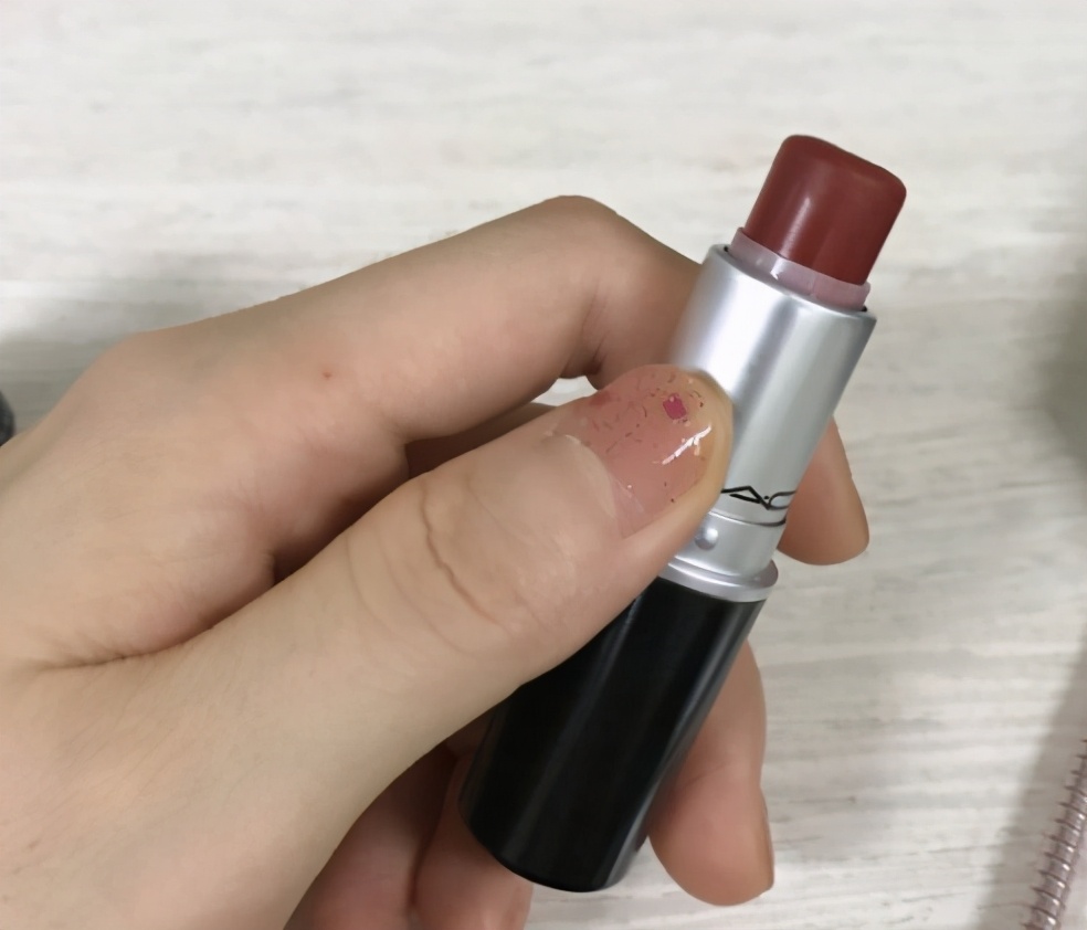 黄皮肤适合什么颜色口红显白,口红什么颜色显白素颜涂好看