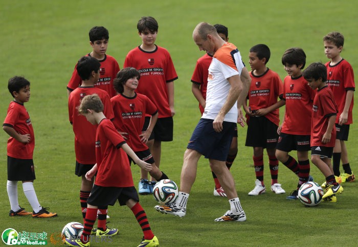 给小朋友讲解足球规则,足球训练家长准则