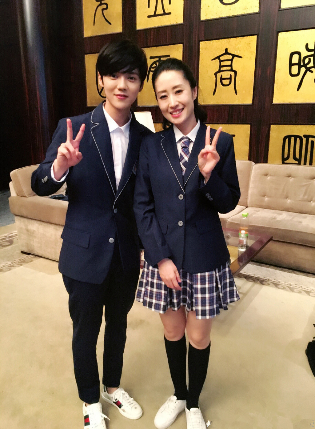 41岁刘涛穿红色衣服,44岁刘敏涛红黑礼服