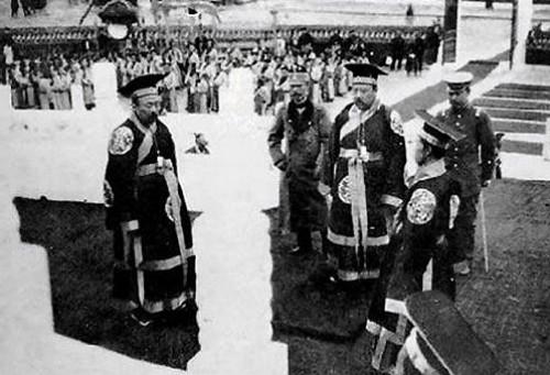 世凯率百官到孔庙祭孔到天坛祭天