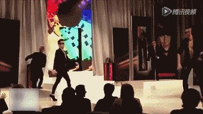 T台模特摔跤*案惨**！隔着屏幕都替她们脚疼