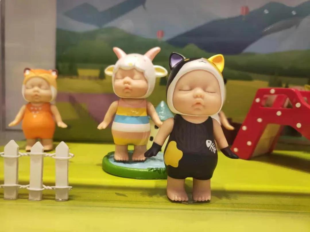 探店｜KK集团潮玩店X11：联名手办火热，背后是年轻人的情绪投射