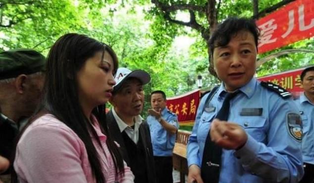 公交车上小男孩肚子疼,小男孩在公交车上突然肚子疼