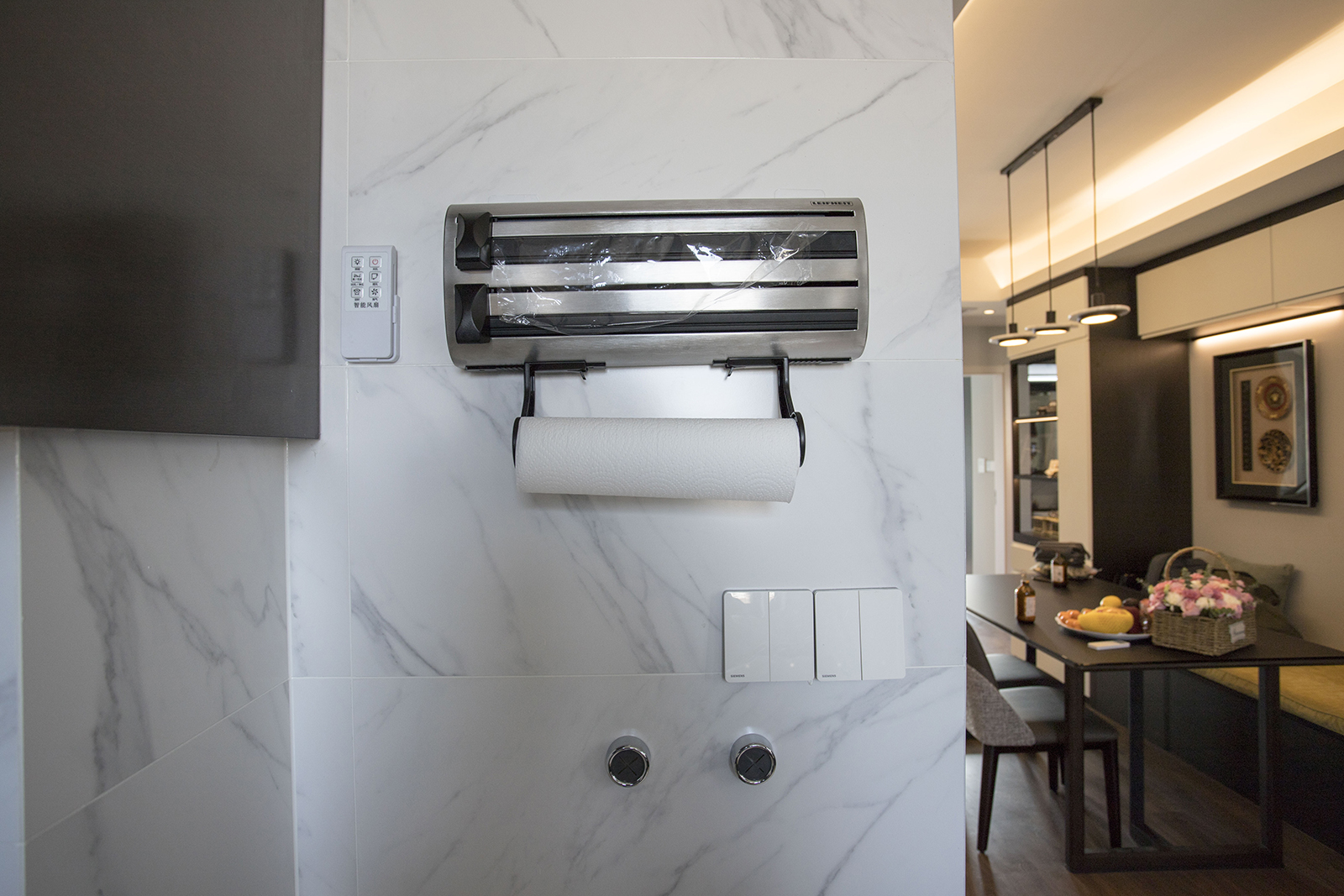 103㎡收纳满分，电动窗帘、上轨道移门和阳台吧台让家一键变高级