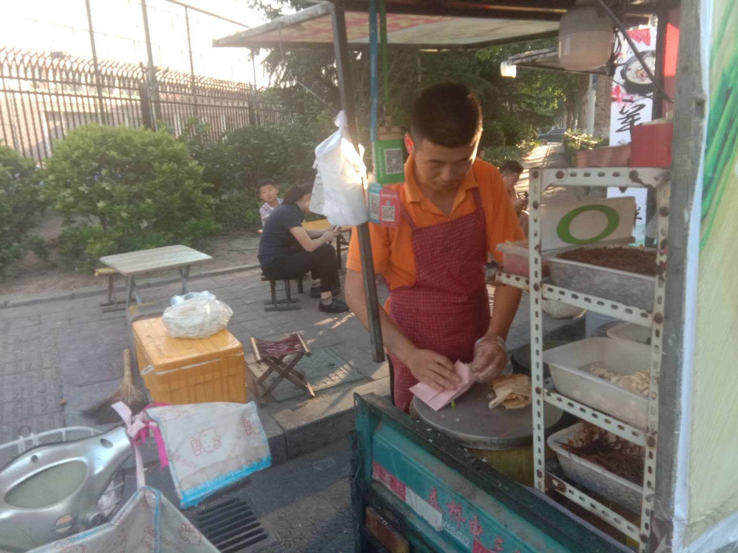 90后的山东煎饼哥摆摊月入过万，我的未来不是梦