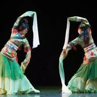 为什么学中国舞要学芭蕾基训,为什么学习中国舞要从基本功开始