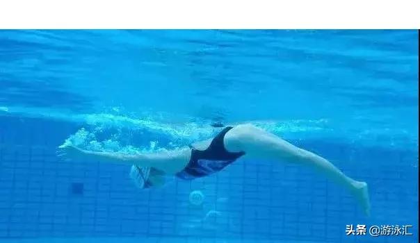 蝶泳臀部怎么露出水面,蝶泳臀部不出水平该怎么练习