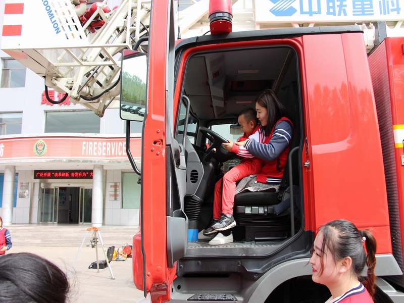 消防站开放日幼儿园,消防站开放日幼儿零距离学习消防