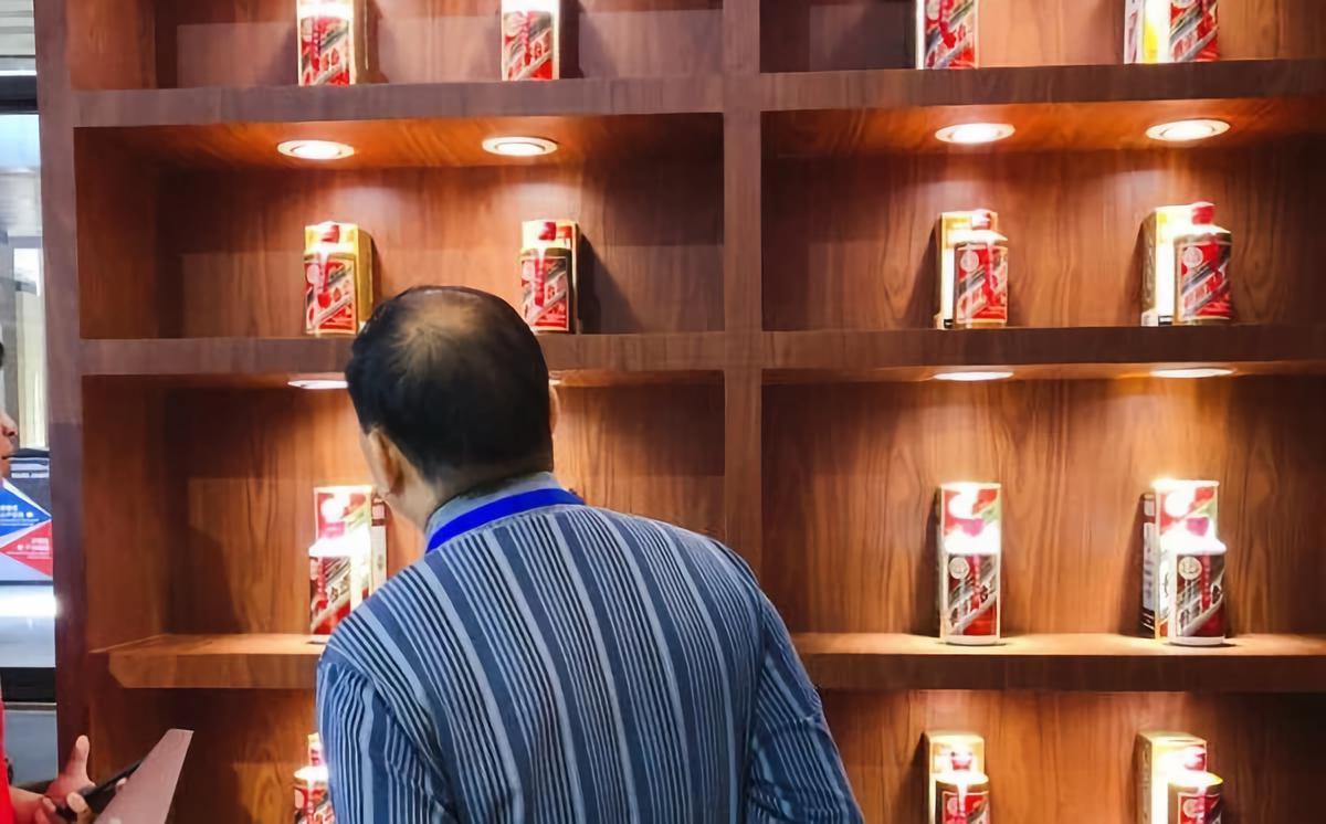 路边摆摊收老酒的到底是干什么的,街上收购老酒的怎么赚钱的