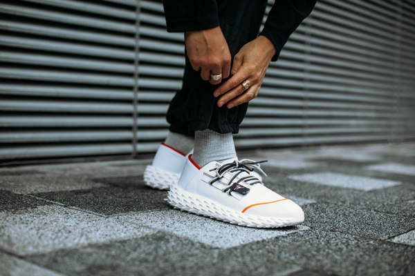 什么奢侈品牌子运动鞋好穿,高街红色运动鞋